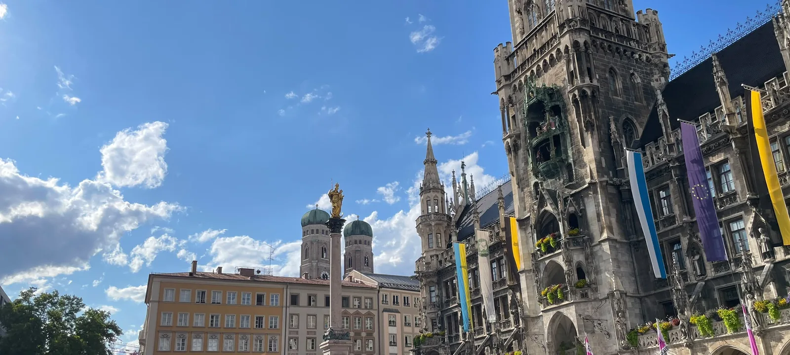 Marienplatz mit Mariensäule, Frauenkirche und Neuem Rathaus in München